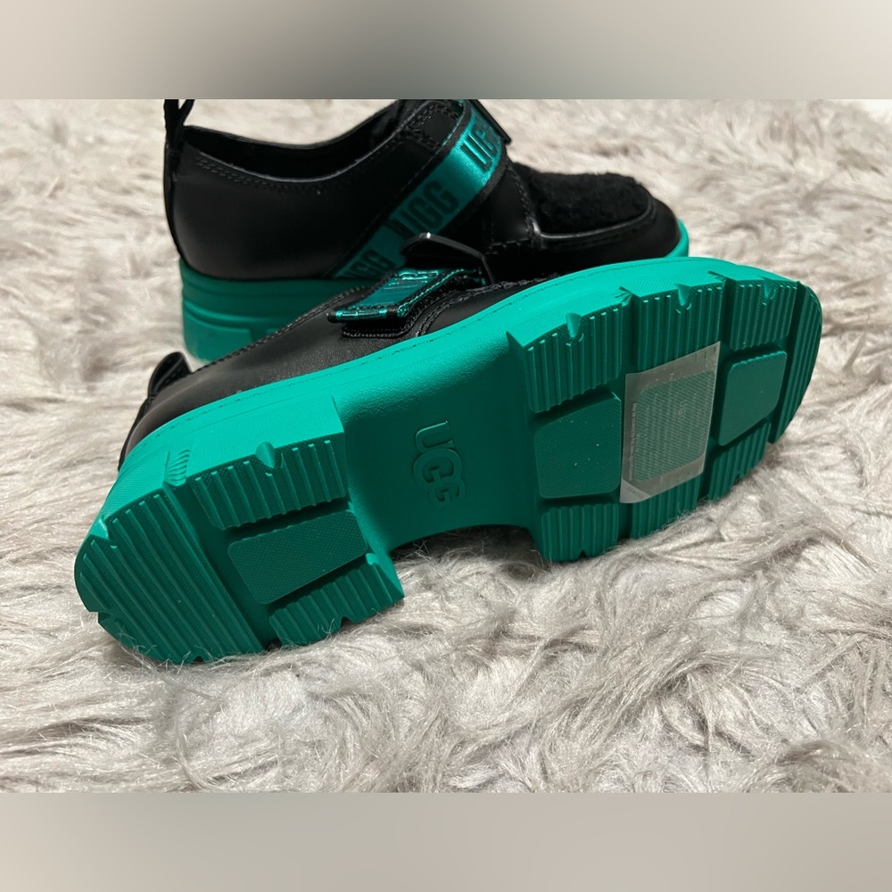 Womens UGG 5.5 low cut green platform green